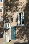 Splitskast Model J voor de gevel op de Oudeschans hoek Nieuwe Batavierstraat
              <br/>
              Annemarieke Verheij, 2015-06-30